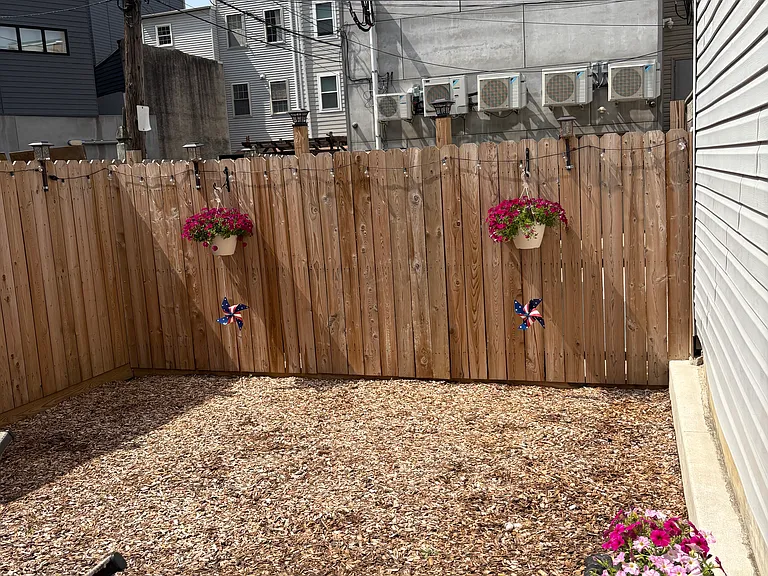 127 E Allen St — Photo 12