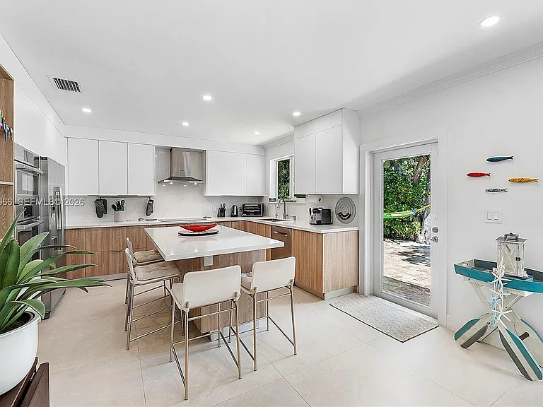 301 Hampton Ln — Photo 18