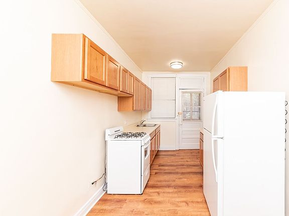2nd image of 2512 N Lincoln Ave #2B