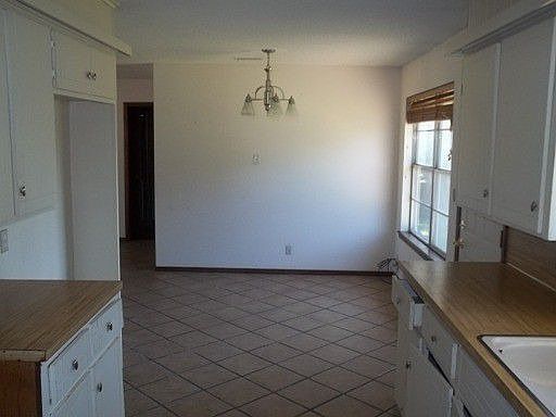 2nd image of 612 W 47th Pl S