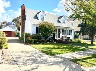 7915 263rd St, Glen Oaks, NY 11004
