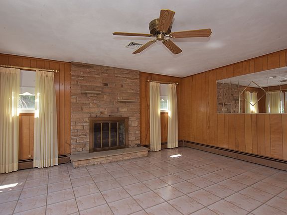 3rd image of 43 Whipple Ct