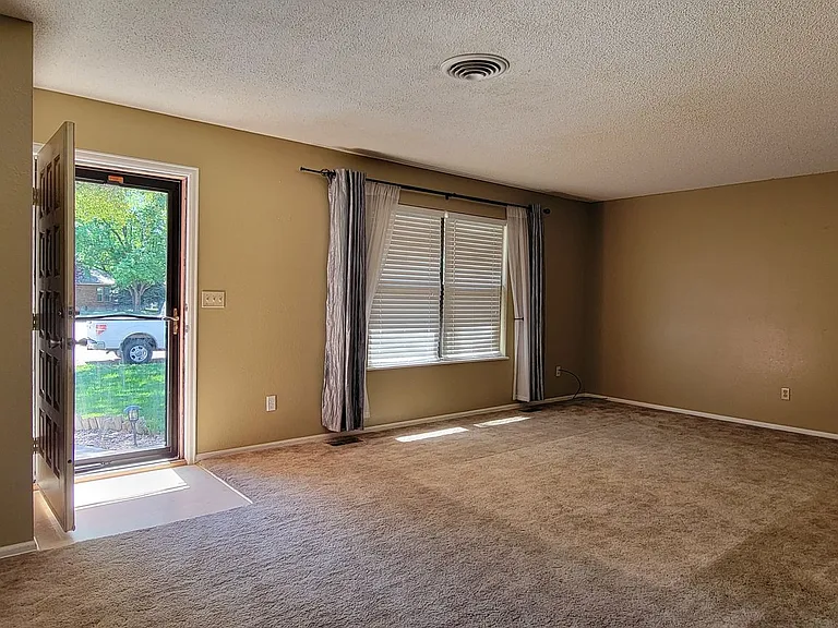1003 Apple Ln — Photo 7