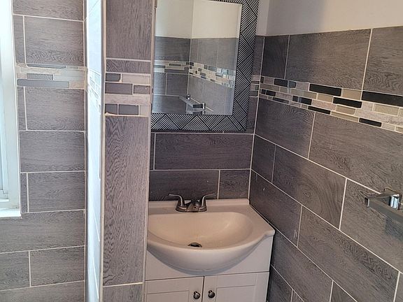 4th image of 4329 Aspen St
