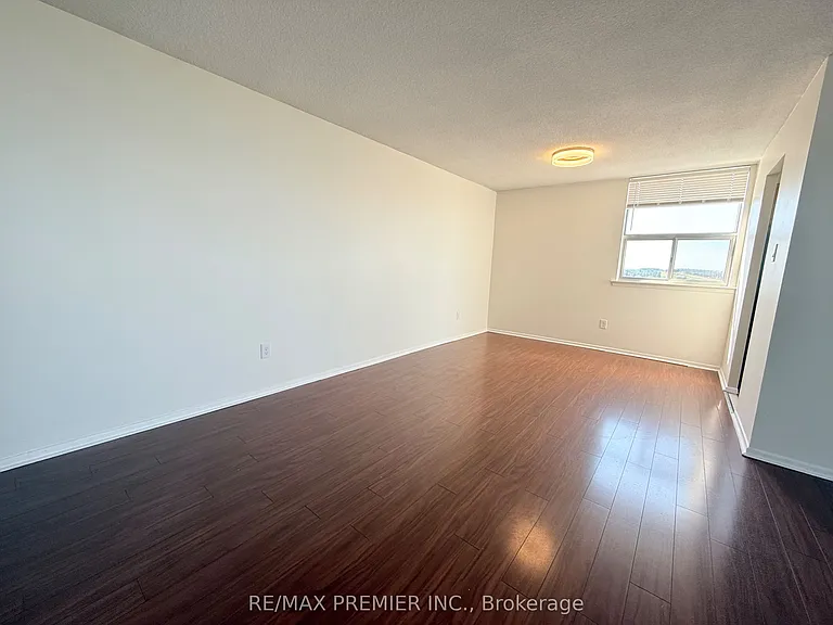 15 Kensington Rd #1011 — Photo 5