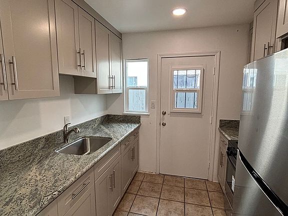 5th image of 776 Woodlawn Ave APT A