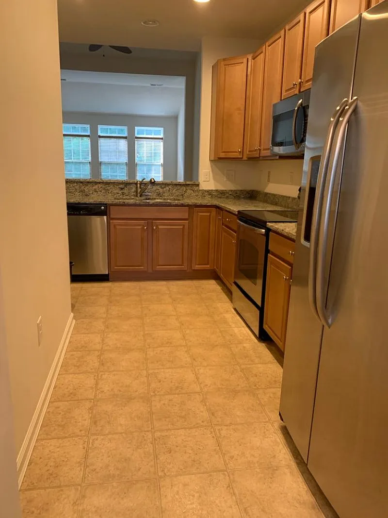 3 bed, 2.5 bath, 2000 sqft, $2,400 — Photo 4