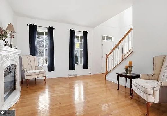 4th image of 748 Connolly Dr