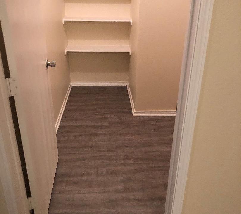 2nd image of 1012 Castle Top Dr