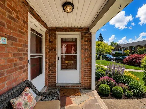 45 Robins Crescent #45, New Rochelle, NY 10801