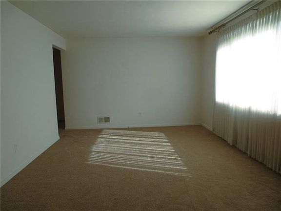 3rd image of 642 Elaine Dr