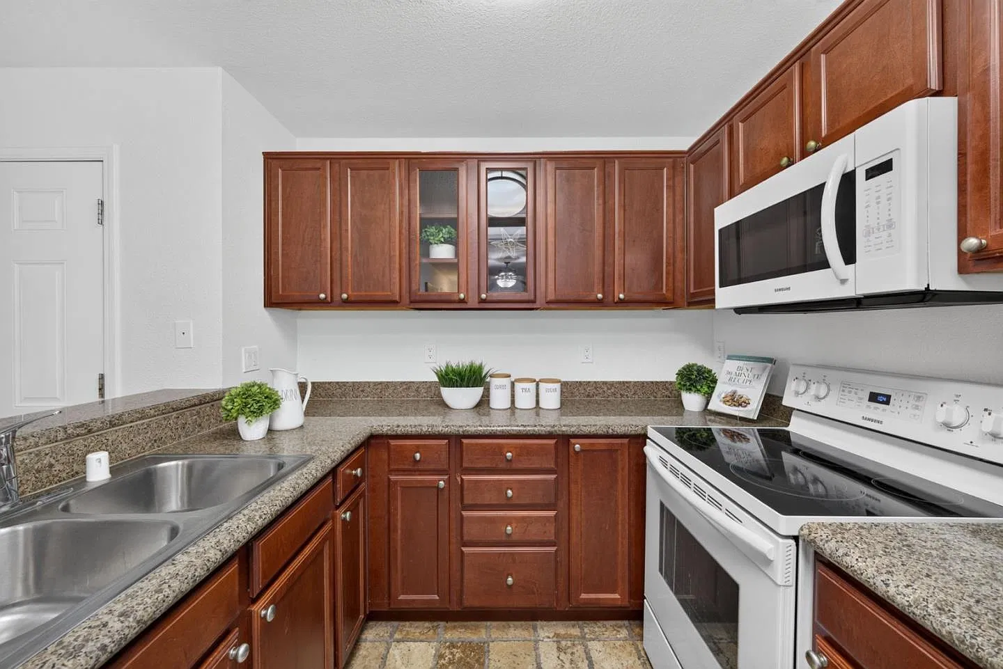 2 bed, 842 sqft, $3,100 — Photo 3