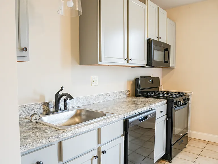 2813 W Mulberry St — Photo 2