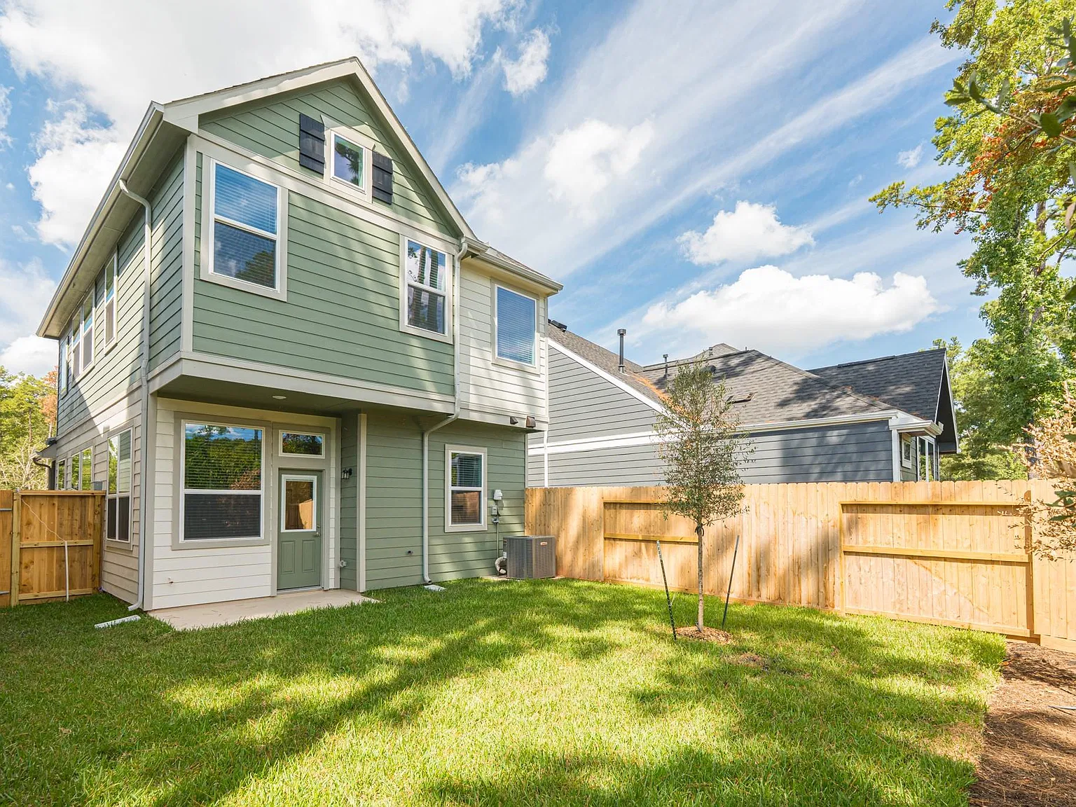 3 bed, 2.5 bath, 1835 sqft, $2,450 — Photo 3