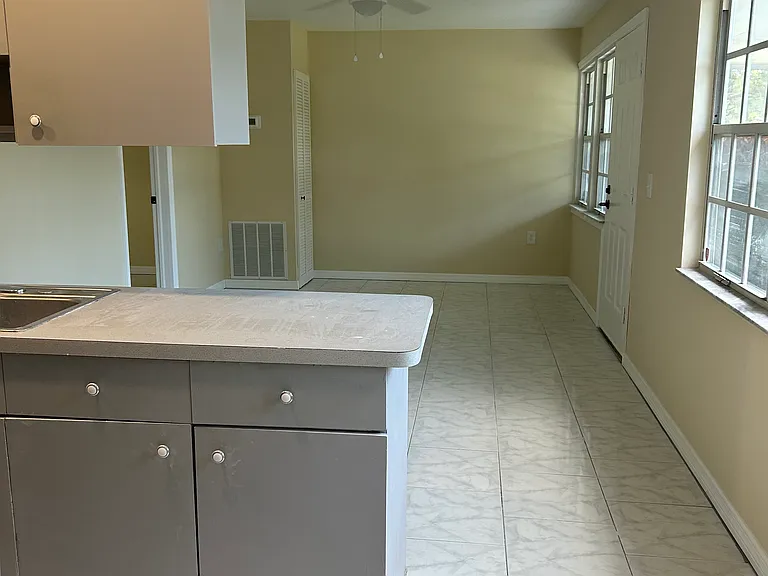 1541 5th Ct — Photo 3