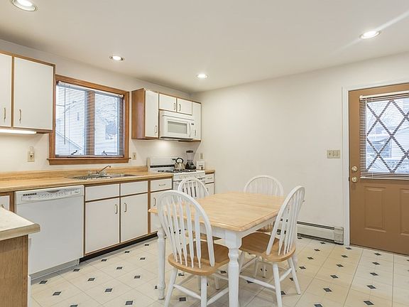 3rd image of 70 Auburn St