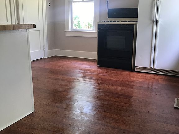 4th image of 404 Orchard St