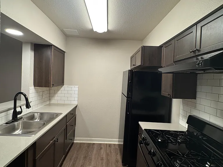 2413 Mission Hill Dr — Photo 4