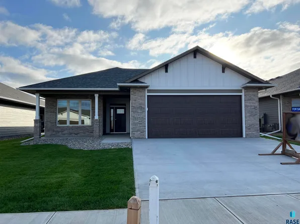 5912 S Spirea Ave, Sioux Falls, SD 57108