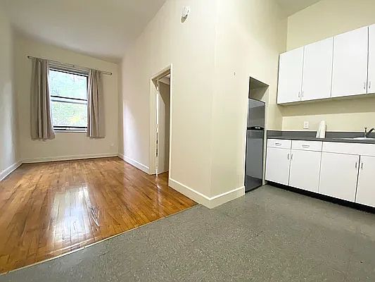2nd image of 221 W 22nd St APT B2