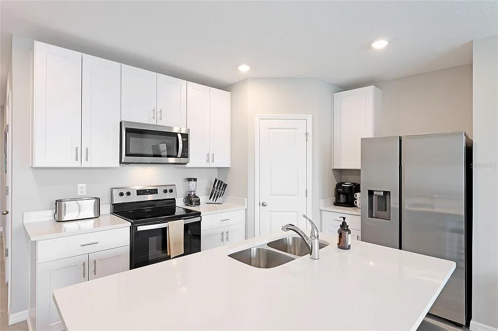 3 bed, 2.5 bath, 1450 sqft, $2,400 — Photo 4