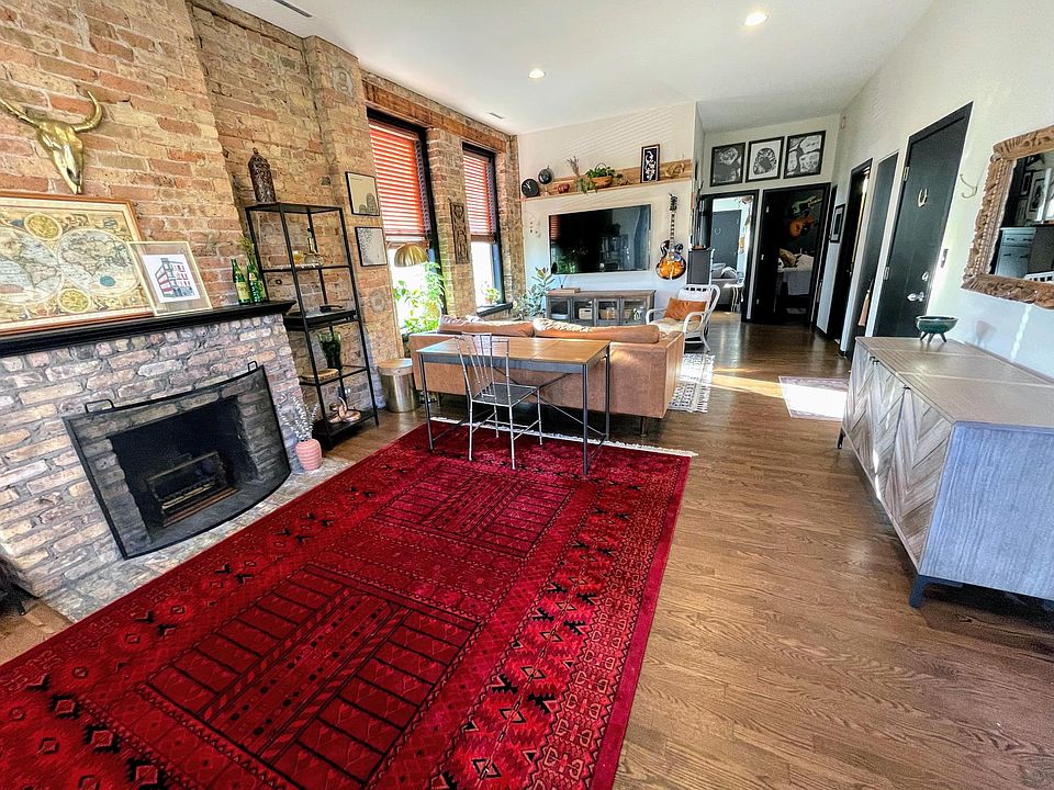 Main living space, room for additional dining table