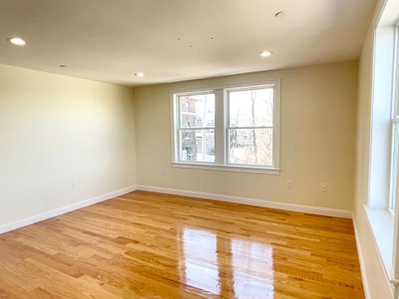 4th image of 325 Newport Ave