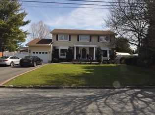 20 Bay Dr, Massapequa, NY 11758
