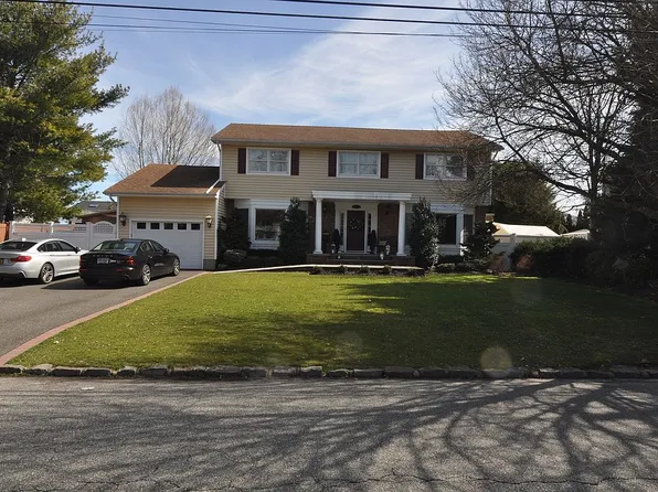 20 Bay Dr, Massapequa, NY 11758