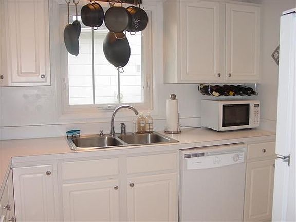 Neutral kitchen w/all appliances