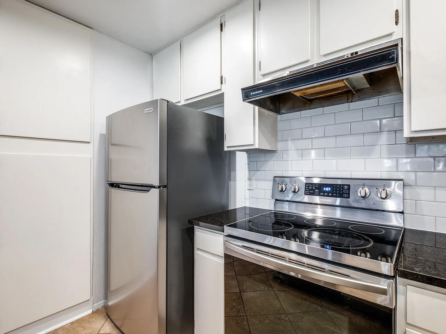 2 bed, 1194 sqft, $1,749 — Photo 3