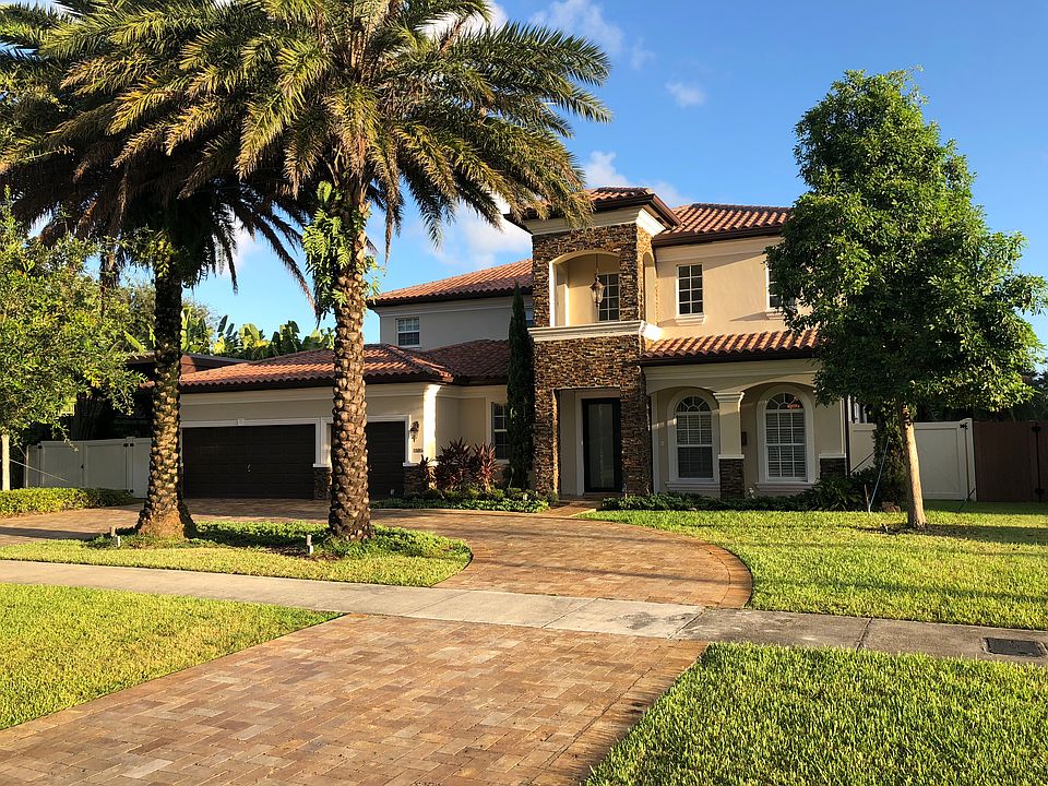 1105 Bluebird Ave