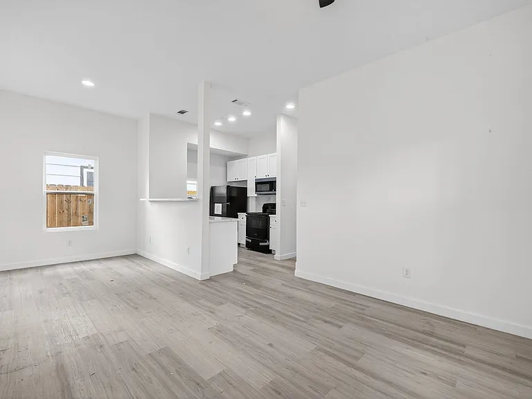 9009 Hilda St — Photo 2