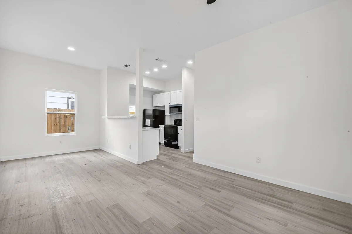 Building Photo - 9009 Hilda St