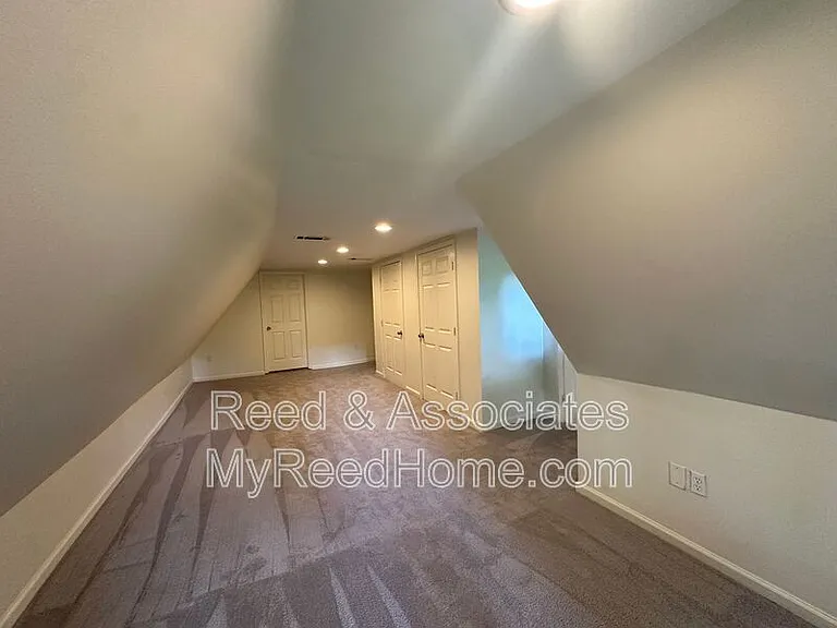 1042 Blythe St — Photo 7