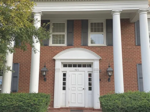 521 Coventry Ln APT 5, Crystal Lake, IL 60014