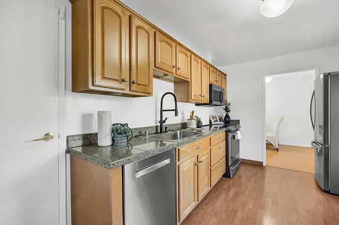389 Lastreto Ave — Photo 12