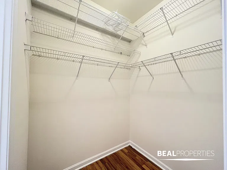 917 W Dakin St — Photo 38