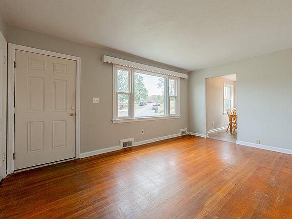 5th image of 216 Arnold Ave