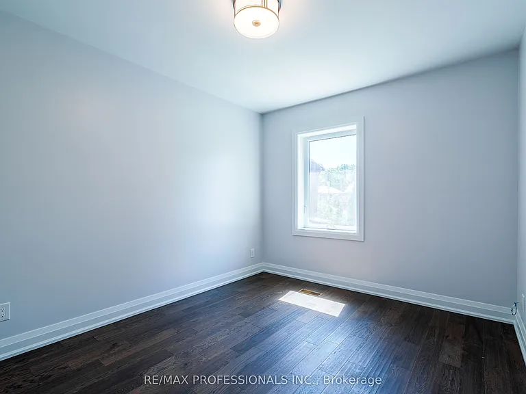 546 Beresford Ave — Photo 15
