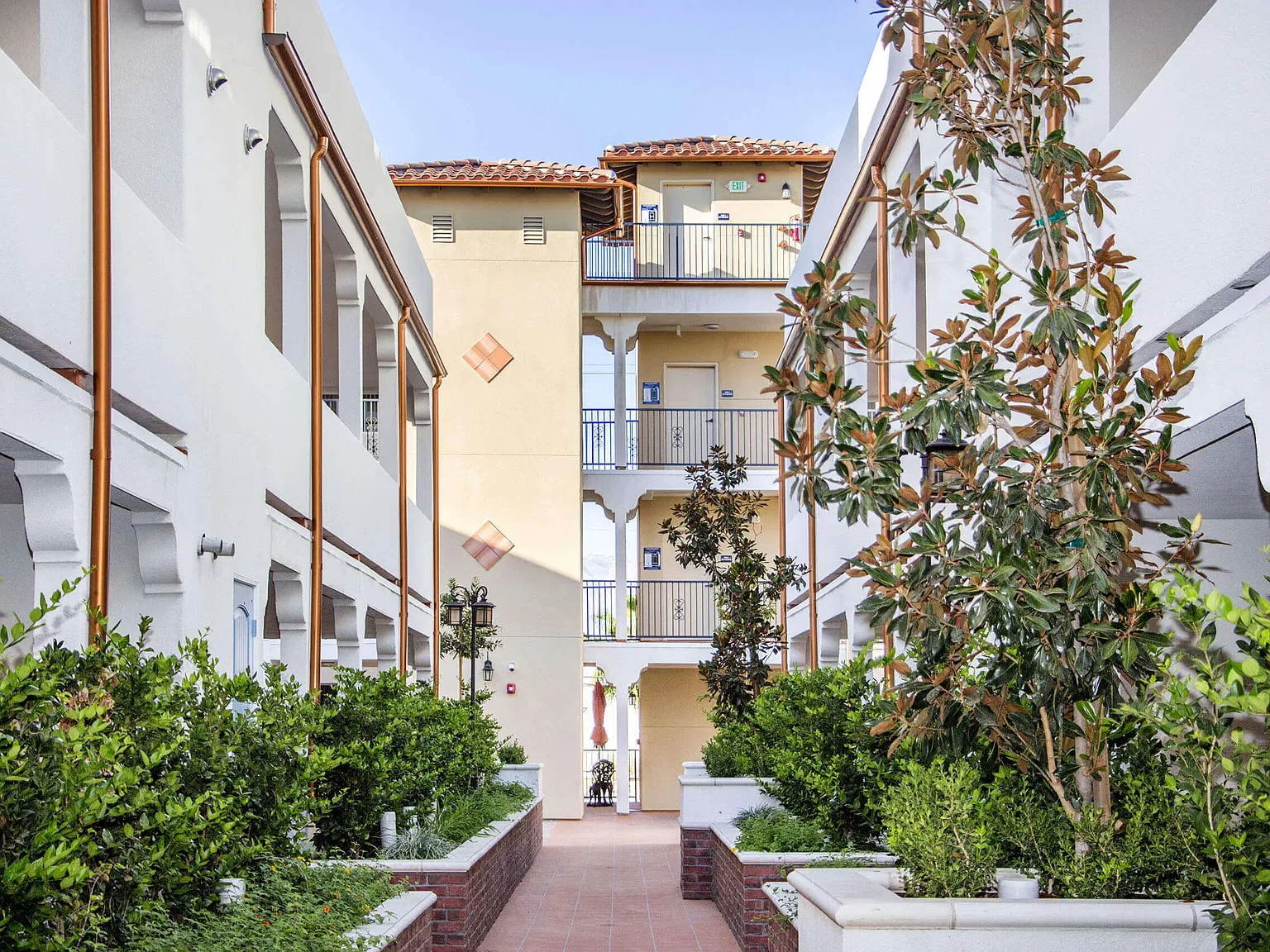 Le Blanc Apartments — Photo 1