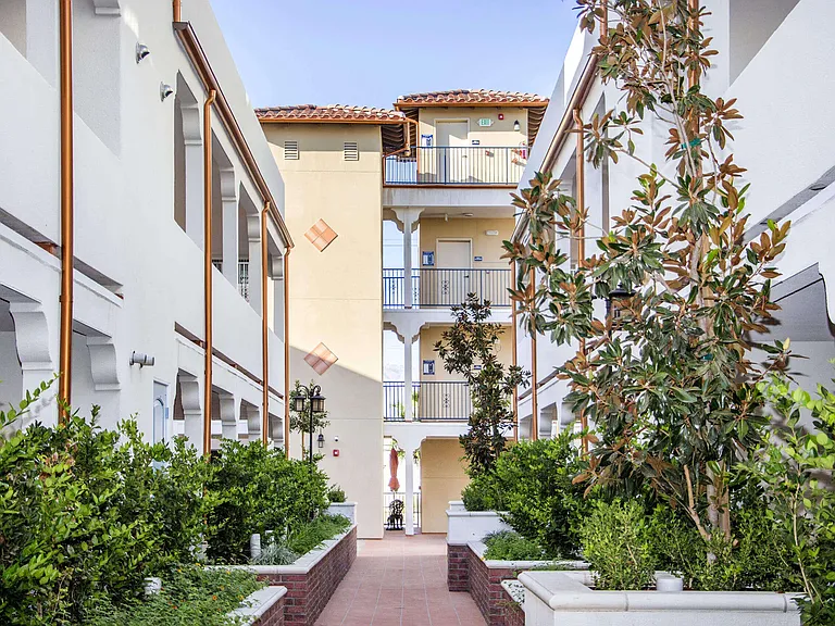 Le Blanc Apartments — Photo 1