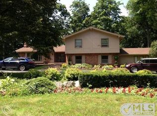 6118 Buxton Dr, West Bloomfield, MI 48322