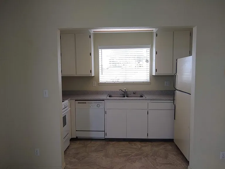 675 Hawthorne St #B — Photo 4