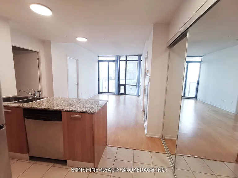37 Grosvenor St #3308 — Photo 6