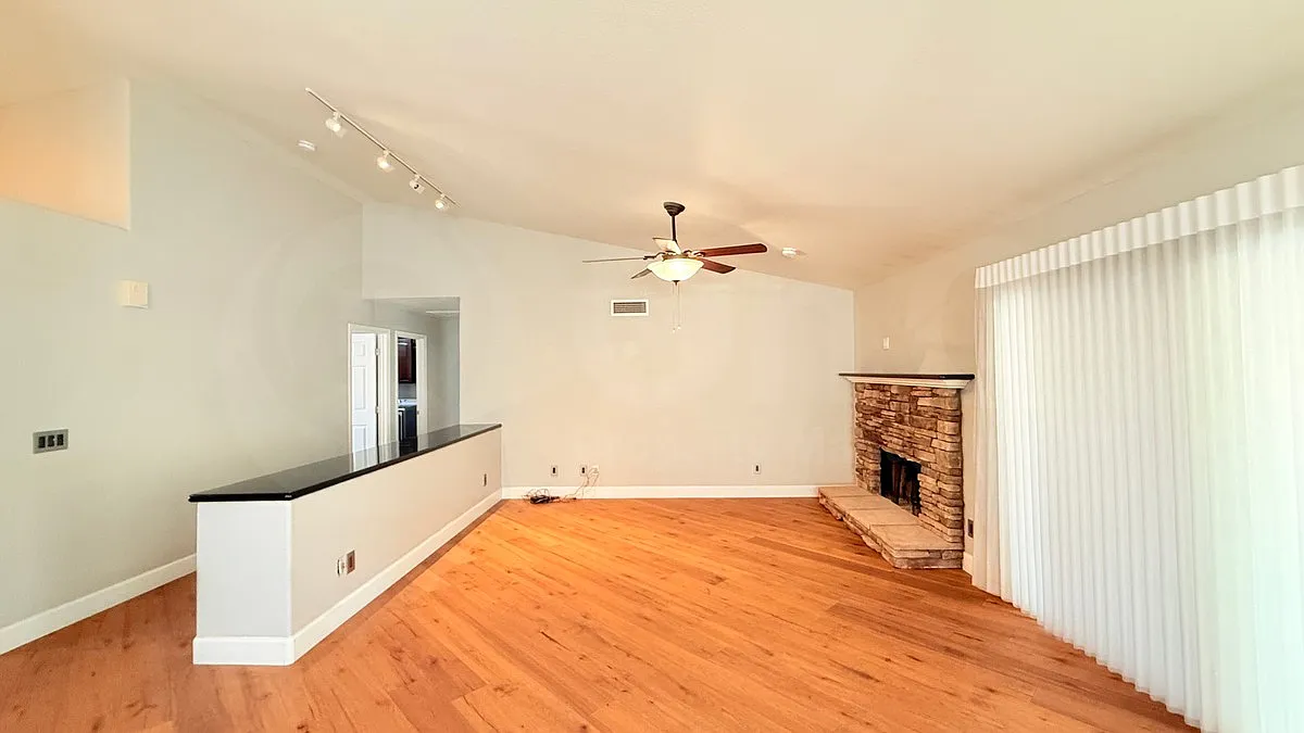 3 bed, 2.0 bath, 1849 sqft, $3,950 — Photo 3
