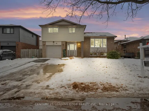 69 Calais St, Whitby, ON L1N 5M3