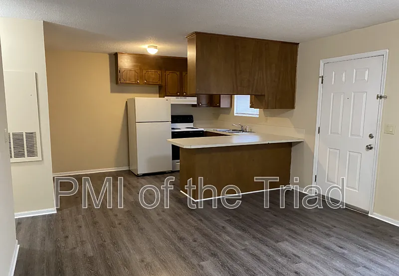 2 bed, 1.0 bath, 816 sqft, $800 — Photo 2