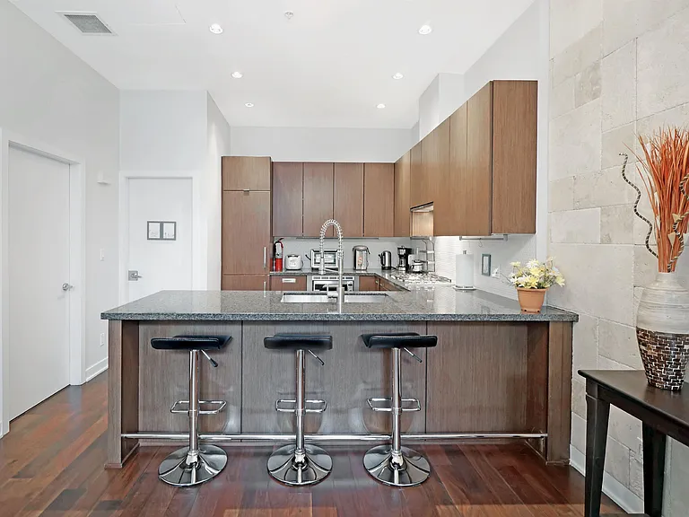 1045 Richards St — Photo 7