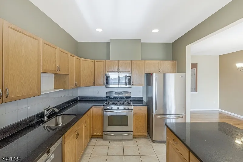 3 bed, 2.5 bath, $3,700 — Photo 4